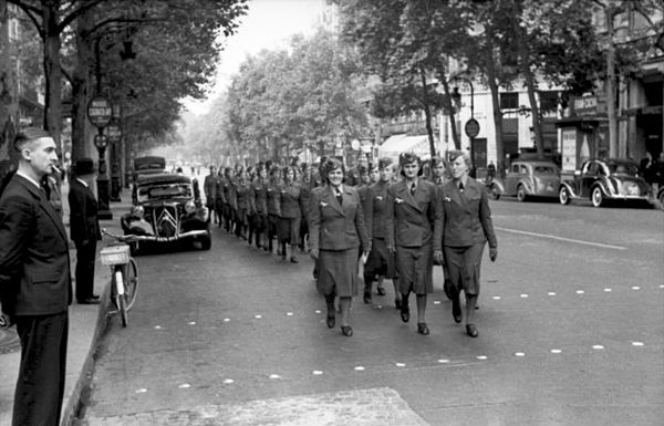 Wehrmachthelferinnen in occupied Paris, 1940