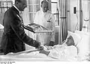 1940年6月、オランダの病院に入院中の戦傷者を見舞うザイス＝インクヴァルト。