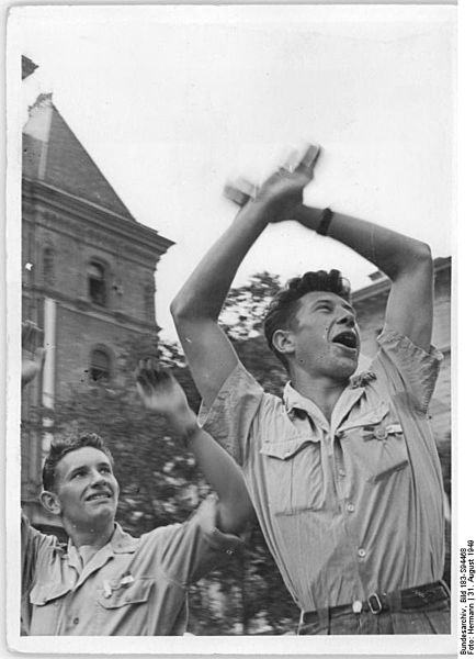 File:Bundesarchiv Bild 183-S94468, Budapest, II. Weltfestspiele, Festumzug.jpg