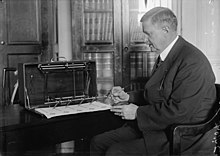 US Treasury Department check signing machine. Operated by J.L. Summers in 1918. CHECK SIGNING MACHINE IN TREASURY DEPARTMENT; OPERATED BY J.L. SUMMERS LCCN2016868985.jpg