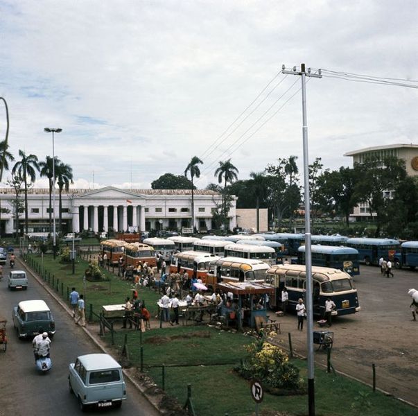 File:COLLECTIE TROPENMUSEUM Het busstation op Taman Fatahillah TMnr 20018011.jpg