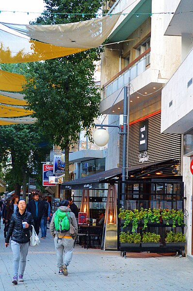 File:Cafe la mode Onasagorou Street Nicosia Republic of Cyprus 2015.jpg