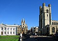 St Mary the Great Church marca o centro de Cambridge, enquanto o Senado à esquerda é o centro da universidade.  Gonville and Keys College está em segundo plano.