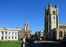 Great St Mary's Church marque le centre de Cambridge, tandis que Senate House sur la gauche, est le centre de l'université. À l'arrière plan, Gonville and Caius College.