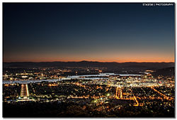 Canberra from Mount Ainslie in the evening (3407011674).jpg