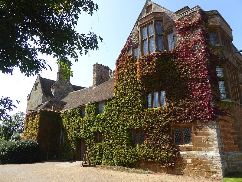 File:Canons Ashby house - geograph.org.uk - 5530050.jpg