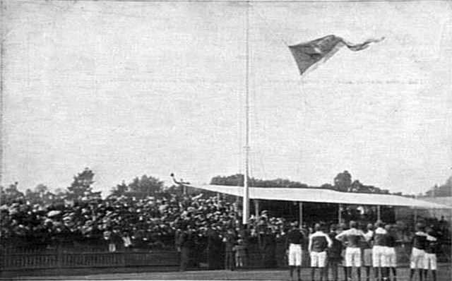 The 1906 VFL premiership flag being hoisted at Carlton Oval