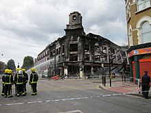 Carpetright store after Tottenham riots.jpg