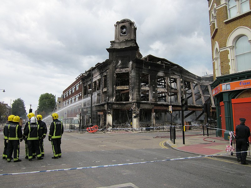Fil:Carpetright store after Tottenham riots.jpg