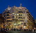 Η πολυκατοικία Κάζα Μιλά στη Βαρκελώνη της Ισπανίας του αρχιτέκτονα Γκαουντί.
