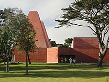 {{Merah berbentuk piramida menara di parkland di tepi Cascais town centre}}