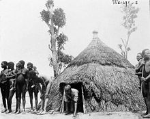 A hut in Alindao in 1924. Cases pres d'Alindao-1924.jpg