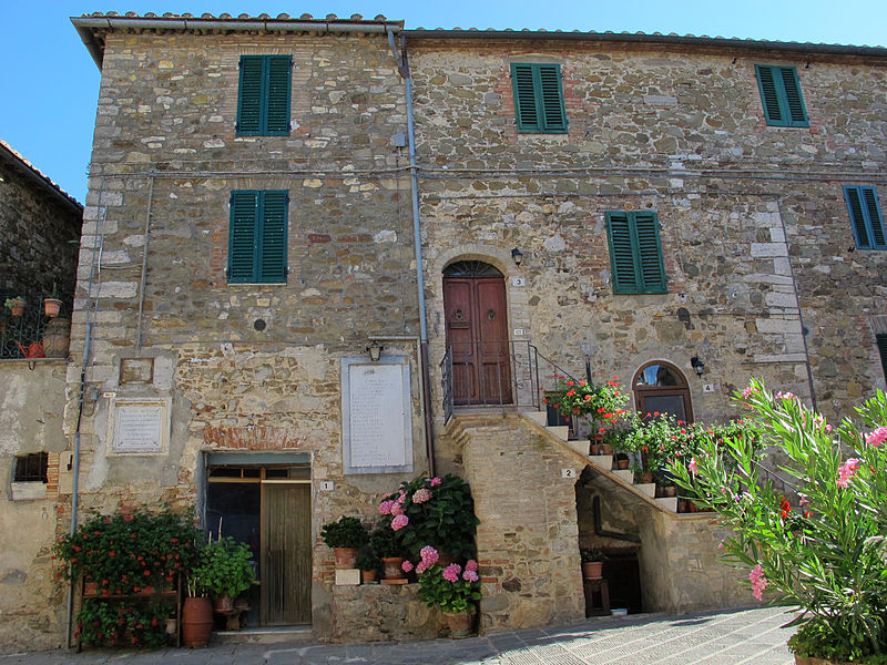 File:Castelnuovo dell'Abate, abitazione con scalette.JPG