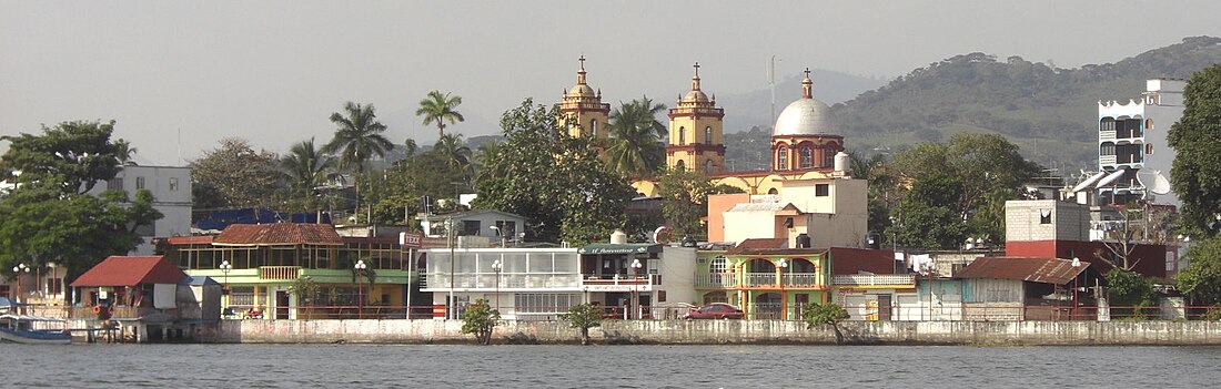 File:Catemaco from water.jpg