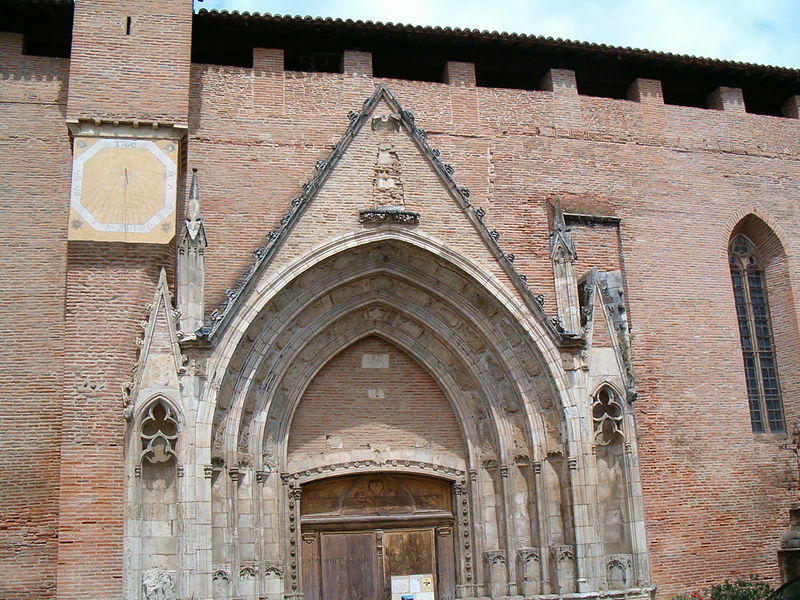 File:Cathédrale de la Nativité-de-Marie de Rieux (entrée et cadran solaire).jpg