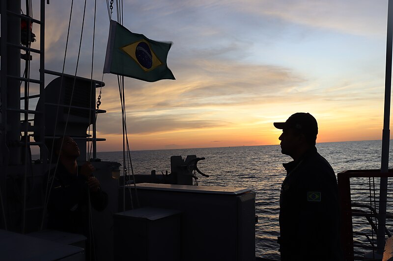 File:Cerimonial à bandeira a bordo do Navio-Patrulha Guaratuba (pôr do sol) - 2023 (52972241979).jpg