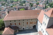 Photographie du château et de la vieille ville de Faverges depuis le donjon.