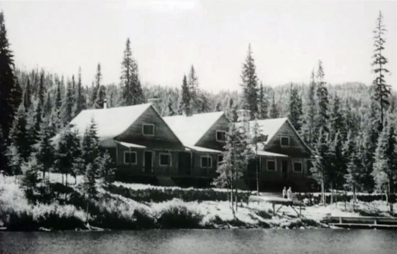 File:Chalet des Portes-de-l'Enfer - 1940.jpg