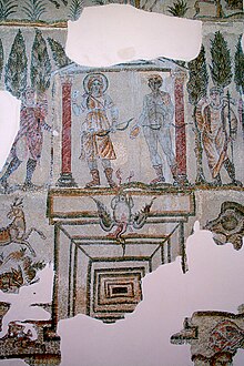 Détail de la mosaïque de la chasse à la grue : Apollon et Diane sont figurés dans un temple, une grue est placée entre eux en guise d'offrande.
