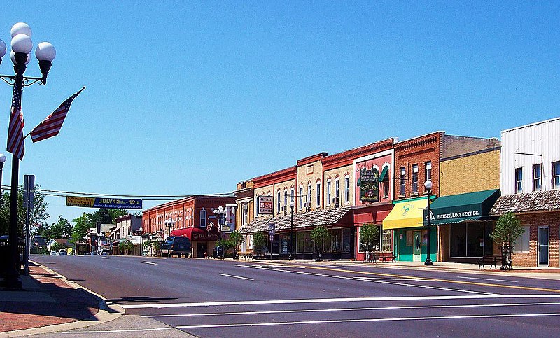 File:Chesaning, Michigan - downtown.jpg