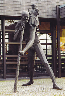 Christophorus-Statue im Innenhof der St.-Christophorus-Kirche in Ladbergen, geschaffen ca. 1979 vom Arzt und Bildhauer Egon Lichte aus Coesfeld