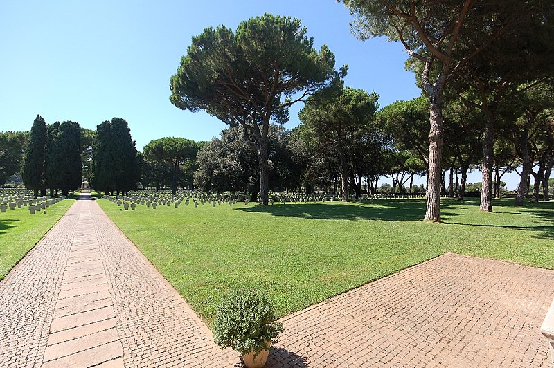 File:Cimitero militare Terdesco Pomezia 2011 by-RaBoe-022.jpg