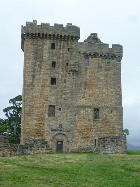 File:Clackmannan Tower - geograph.org.uk - 3681961.jpg