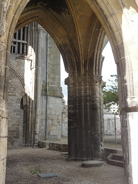 File:Crépy-en-Valois (60), ruines de la collégiale Saint-Thomas 12.JPG