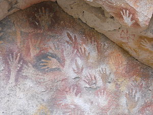 Fotografia dei piedi di Rea e delle mani umane