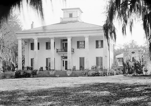 D'Evereux Hall in Natchez. Built in 1840, the mansion is listed on the National Register of Historic Places.