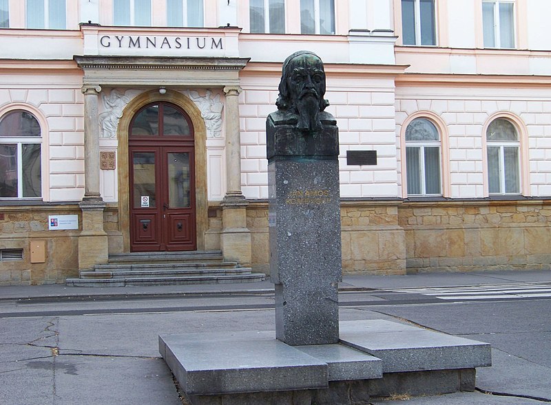 File:Děčín, Komenského náměstí 4, gymnázium a busta Komenského.jpg