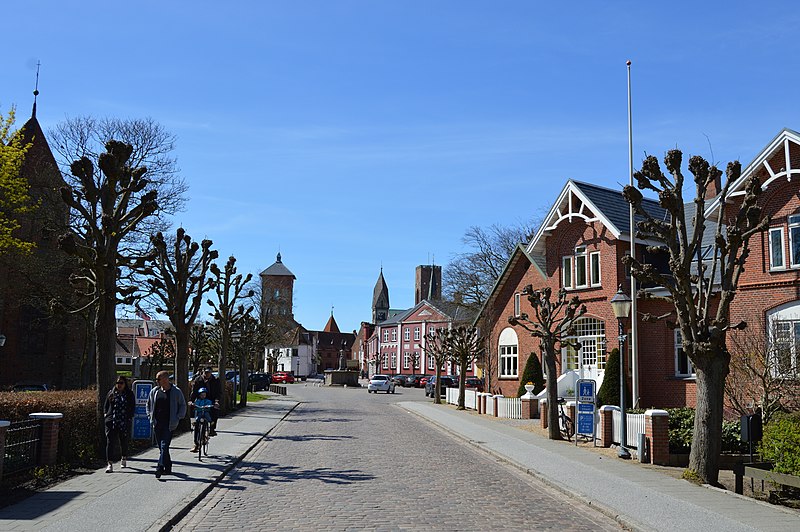 File:Dagmarsgade mod Ribe Domkirke, 2016.jpg