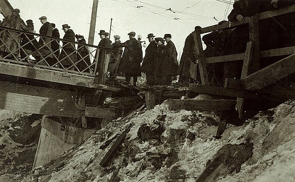 The aftermath of the 1922 derailment.