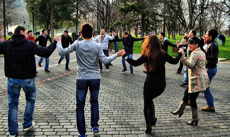 File:Dancing people-Bursa - panoramio.jpg