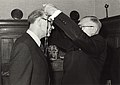 De beëdiging van Dhr. H. Machielsen tot burgemeester door loco-burgemeester Van der Mije. Aangekocht in 1977 van fotograaf C. de Boer. Identificatienummer 54-005135, NL-HlmNHA 54010752.JPG