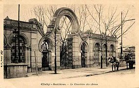 Le portail du cimetière des Chiens sur le pont de Clichy