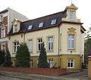 Wohnhaus und Einfriedung