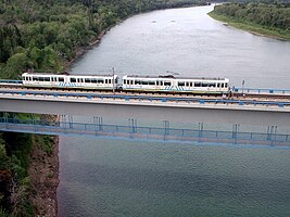 Потяг ЛРТ на мосту