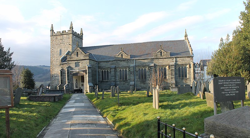 File:Eglwys Sant Pedr Church of St Peter's, Machynlleth, Powys, Wales 01.jpg
