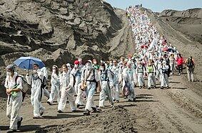 Activistes dans la mine de charbon à ciel ouvert.