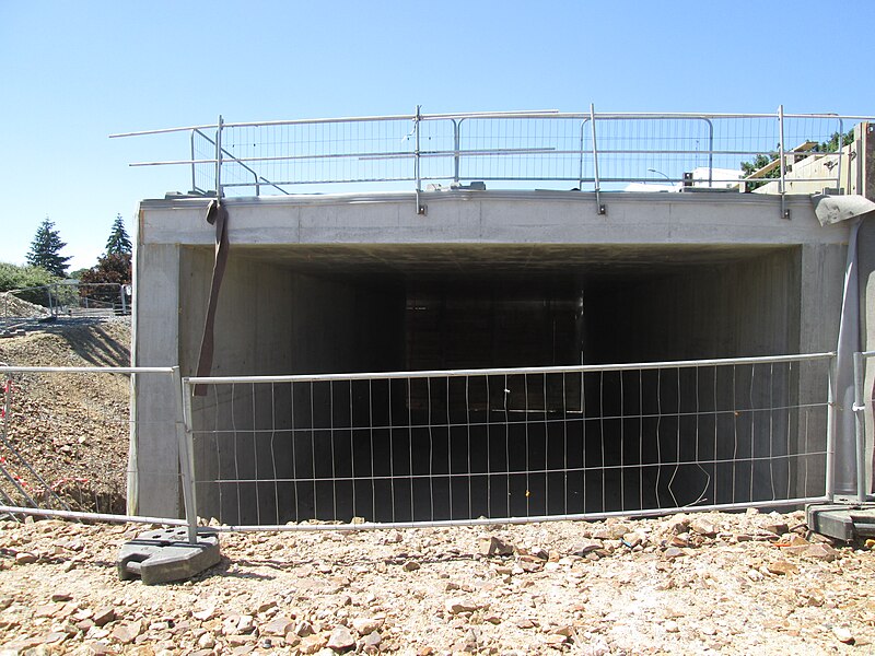 File:Entrée du tunnel métro Beaulieu.JPG