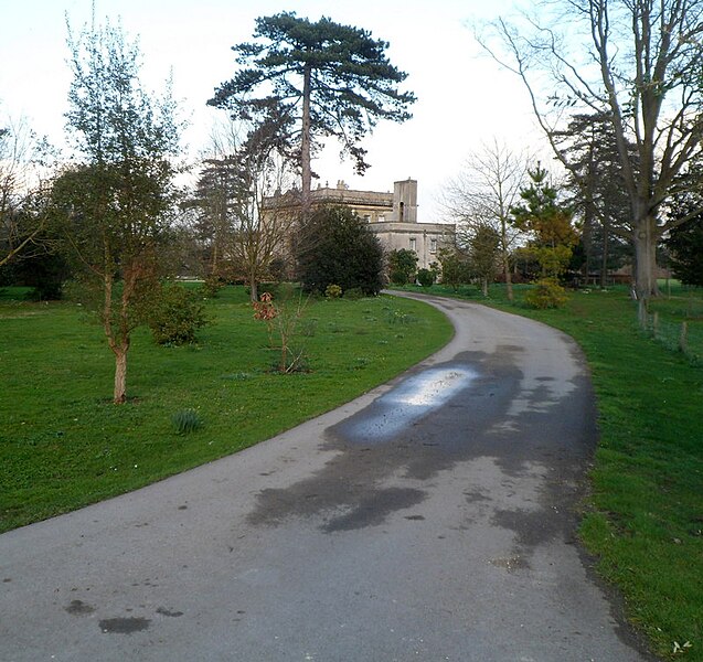 File:Entrance drive to Frampton Court, Frampton on Severn (geograph 4022527).jpg