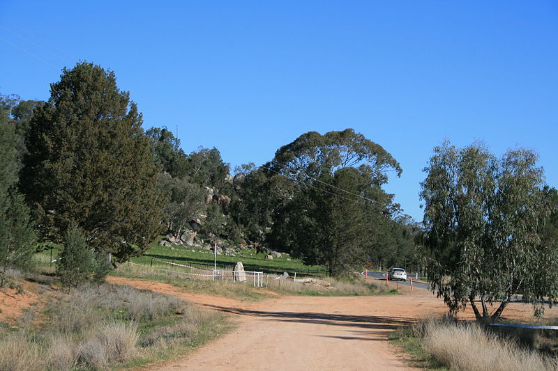 File:Escort Rock near Eugowra NSW.jpg