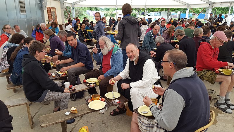 File:Essen bei den Erwachsenen in Taizé.jpg