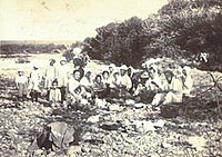 Habitantes xaponeses da illa nun picnic a orillas do río en 1933