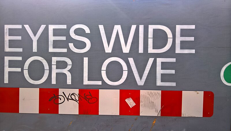 File:Eyes wide for LOVE - Graffiti in Dresden.jpg
