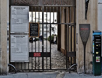 A l'entrée du passage côté rue Mazarine, Panneau Histoire de Paris rappelant la présence de l'enceinte de Philippe-Auguste.