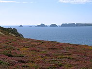 La pointe de Pen-Hir vue de la pointe de Dinan. Trois gros rochers appelés les « Tas de Pois » la prolongent.