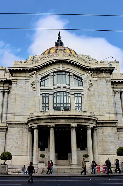 File:Fachada lateral de Bellas Artes.jpg