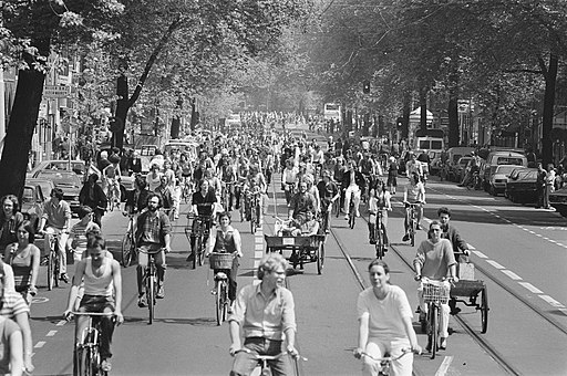 Fietsdemonstratie in Amsterdam tegen de autoterreur, ongeveer 15.000 deelnemer, Bestanddeelnr 932-1612
